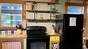 コーヒー / ティーメーカー、冷蔵庫、電子レンジ、オーブン