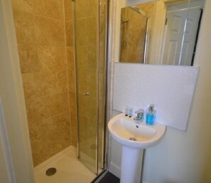 Double Room (6) | Bathroom | Shower, towels - Drumorne Guest House (Edinburgh)