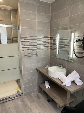 Quarto superior, 2 camas de solteiro | Banheiro | Chuveiro, secador de cabelo, toalhas de banho, sabonete