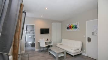 Habitación superior, 2 camas individuales | Caja de seguridad en la habitación, cortinas blackout y insonorización
