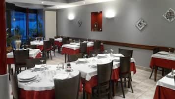 Serveert lunch en diner, lokale gerechten