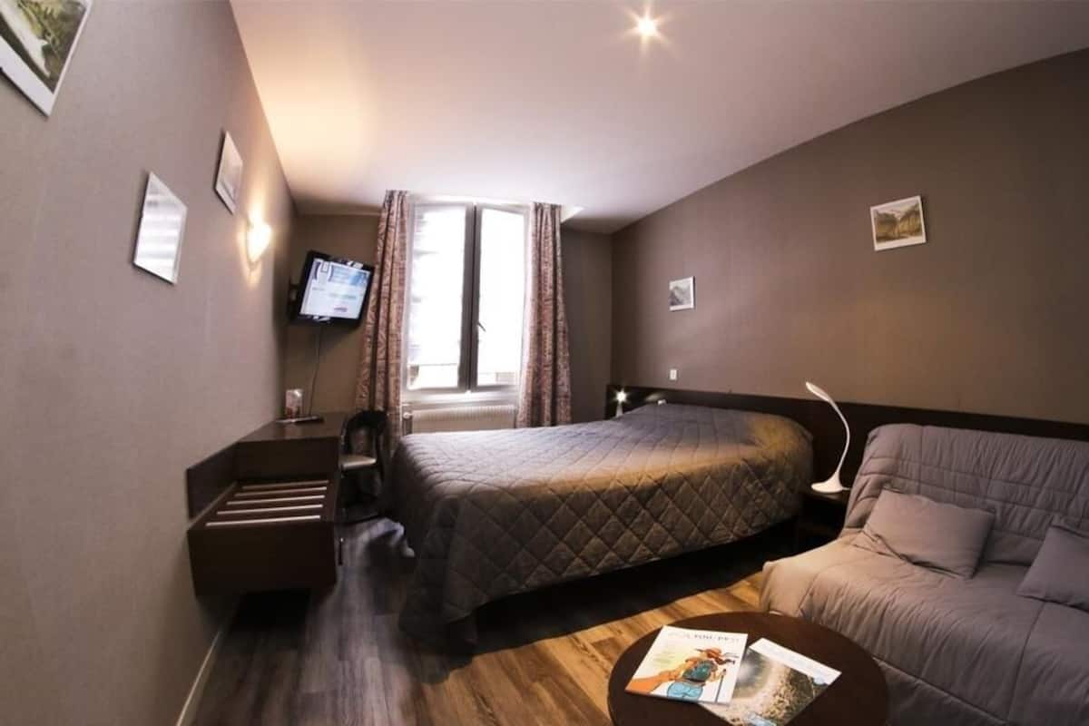 Standard Double Room, 1 Double Bed | In-room safe, blackout drapes, soundproofing, free WiFi