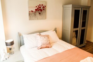 City Apartment, 3 Bedrooms | Desk, free WiFi, bed sheets - 58 The Gardens (Liverpool)