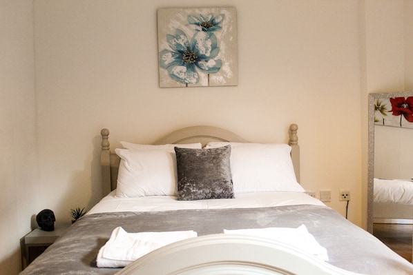 City Apartment, 3 Bedrooms | Desk, free WiFi, bed sheets