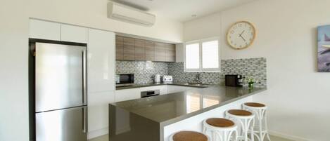 冰箱、微波炉、烤箱、炉灶