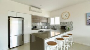 ثلاجة، ميكروويف، فرن، موقد طهي مسطح