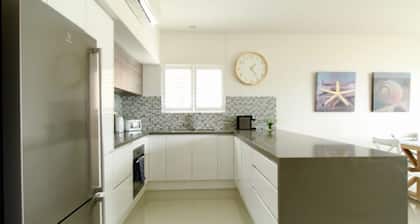 Avalon Apartment - 1 Bedroom WINTER SPECIAL! (Free WIFI, Linen, A/C, Netflix & Garage)