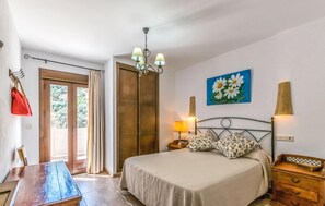 4 bedrooms, travel cot, free WiFi, bed sheets