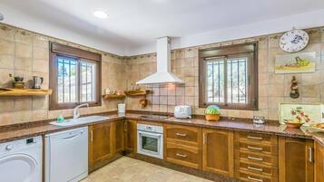 Kühlschrank, Mikrowelle, Herdplatte, Geschirrspüler