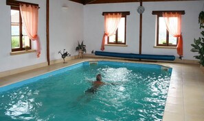 สระว่ายน้ำในร่ม, สระน้ำอุ่น