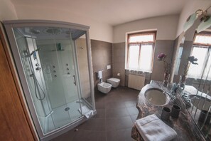 Quadruple Room (Primavera) | Bathroom | Shower, hair dryer, towels - B&B Il Tramonto (Bussolengo)