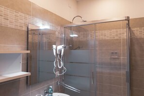 Royal Double Room, Balcony (Bardolino) | Bathroom | Shower, hair dryer, towels - B&B Il Tramonto (Bussolengo)