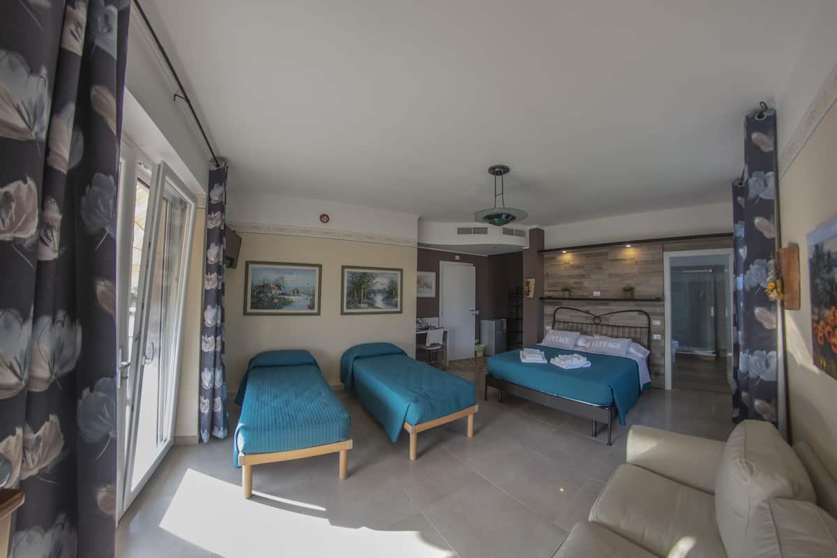 Vierpersoonskamer, balkon (Lazise) | Een kluis op de kamer, beddengoed