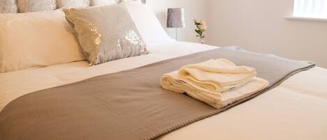 Escritorio, tabla de planchar con plancha, wifi gratis y ropa de cama