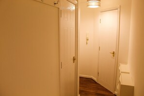 Escritorio, tabla de planchar con plancha, wifi gratis y ropa de cama 