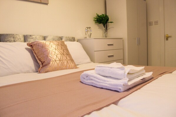 Escritorio, tabla de planchar con plancha, wifi gratis y ropa de cama 