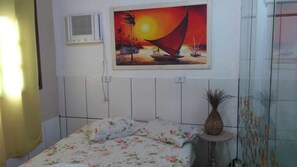 Basic Room, 1 Queen Bed, Non Smoking, Sea View | Individually decorated - Pousada da Praia em frente ao Mar (Paraty)