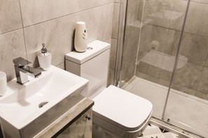 Apartment, 1 Bedroom | Bathroom | Shower, towels
