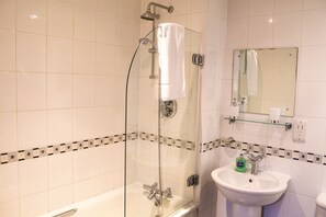 Apartment, 2 Bedrooms | Bathroom | Combined shower/bathtub, towels - 75 The Gardens (London)