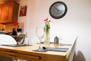 Apartment, 2 Bedrooms | In-room dining - 75 The Gardens (London)