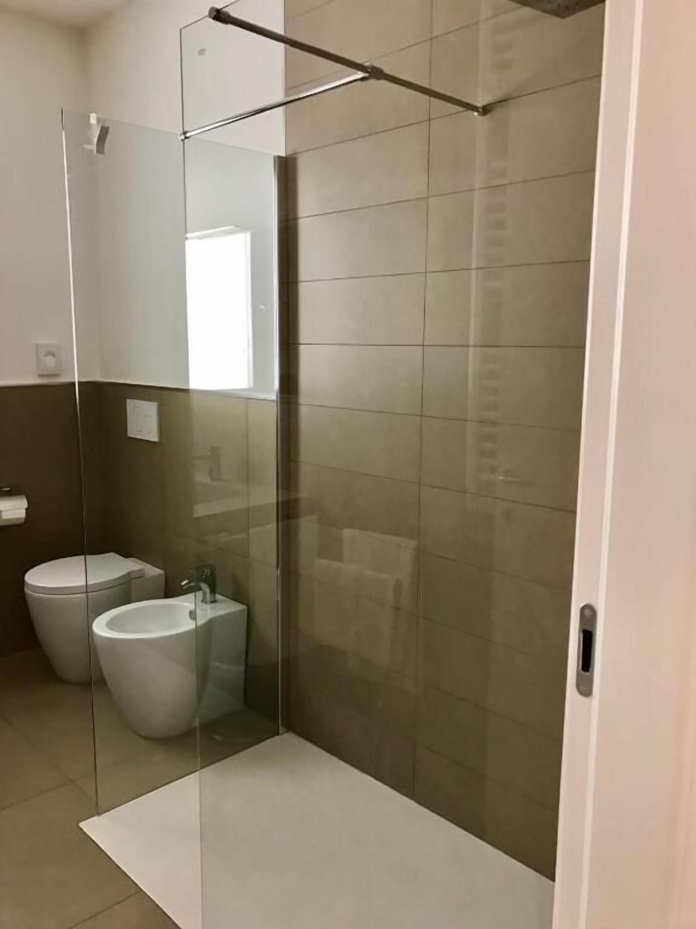 Ducha, cabezal de ducha tipo lluvia, artículos de tocador gratuitos
