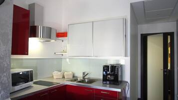 Micro-ondas, cooktop, máquina de café expresso, cafeteira/chaleira