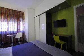 Decoración personalizada, muebles diferentes, escritorio y cunas 