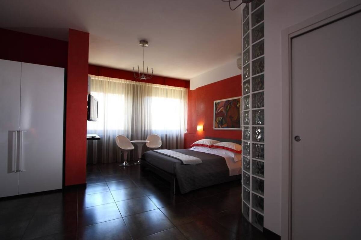 Escritorio, cunas, wifi gratis y decoración personalizada