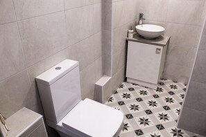 Apartment, 1 Bedroom | Bathroom | Towels, shampoo