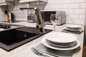 Apartment, 1 Bedroom | Private kitchen | Fridge, microwave, oven, stovetop - Ropewalks Retreat (Liverpool)