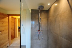 Apartamento Deluxe (Tulpe) | Baño | Secador de pelo y toallas