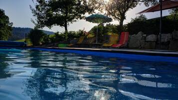 Una piscina al aire libre de temporada