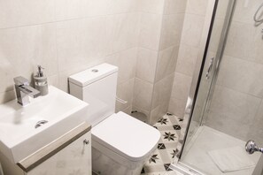 Departamento, 2 habitaciones | Baño | Regadera y toallas 