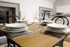 Leilighet, 2 soverom | Skrivebord og sengetøy