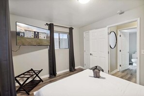 1 bedroom, WiFi, bed sheets - Lansing Layover #4 | New York State of Mind (Lansing)