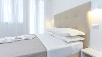 Roupas de cama antialérgicas, escrivaninha, cortinas blackout