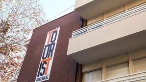 A building with a sign that reads "TOURS MEUBLÉ". - Hotel Tourist Meuble (Rimini)