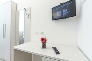 Ropa de cama hipoalergénica, escritorio y cortinas blackout 