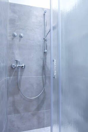 Bruser, brusehoved med spredningseffekt, hårtørrer, bidet