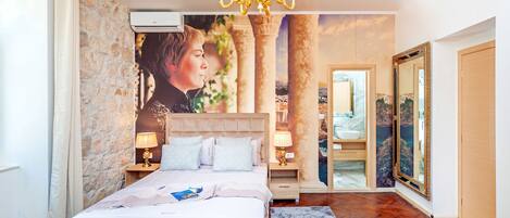 Deluxe tweepersoonskamer | Individueel gedecoreerd, individueel gemeubileerd, een bureau