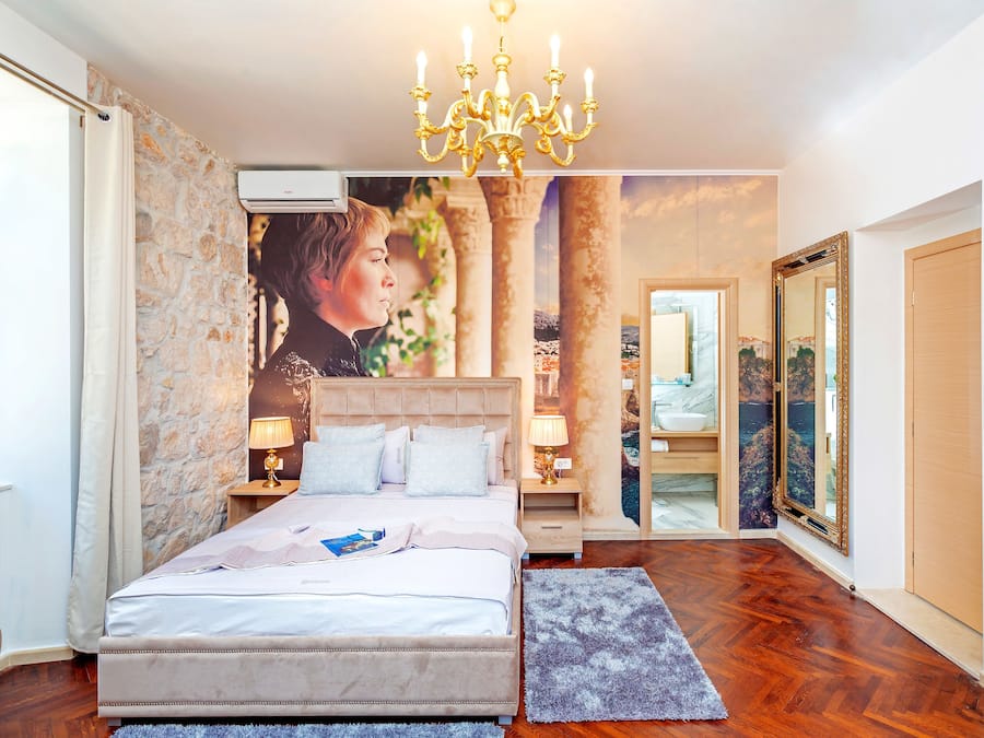 Deluxe Double Room | Dihias secara berasingan, dilengkapkan perabot secara berasingan, meja