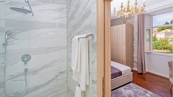 Decoración personalizada, muebles diferentes y escritorio