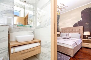 Quarto casal luxo, vista para o mar | Banheiro | Chuveiro, chuveiro com efeito de chuva, produtos de toalete grátis 