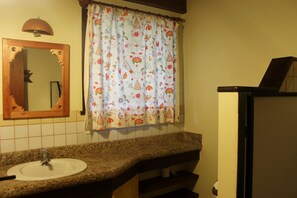 Shower, towels - Dream property on the beachfront in Santo André (Santo André - Santa Cruz Cabralia)