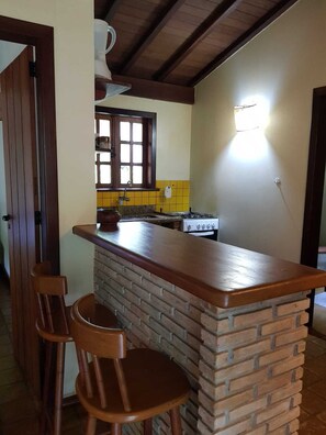 Fridge, oven, stovetop, coffee/tea maker