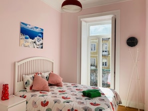 Standard-Doppelzimmer, 1 Schlafzimmer, Balkon, Stadtblick | Schreibtisch, Verdunkelungsvorhänge, Bügeleisen/Bügelbrett