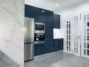 Großer Kühlschrank, Mikrowelle, Ofen, Herdplatte