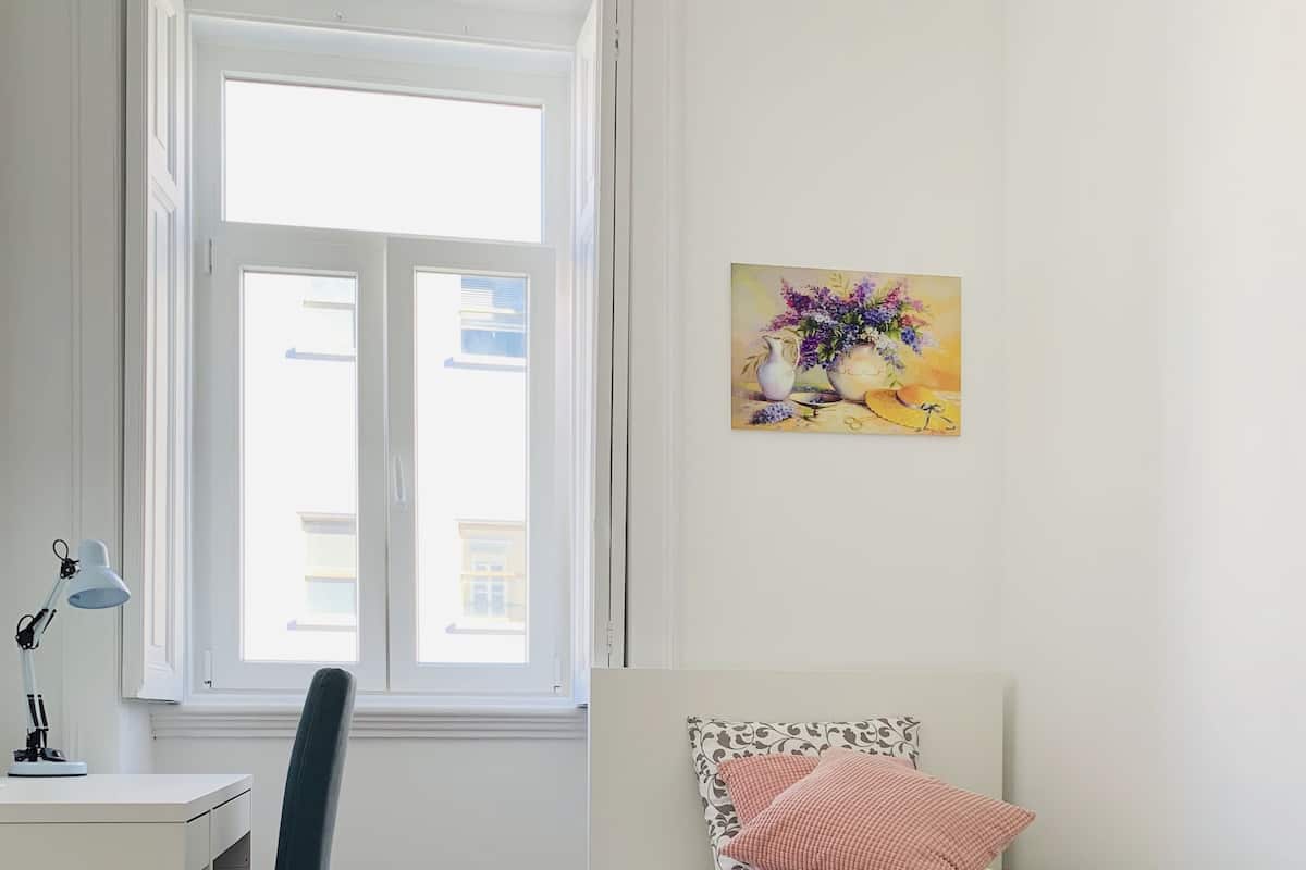 Chambre Confort, 1 lit une place, vue ville | 1 chambre, bureau, rideaux occultants, fer et planche à repasser