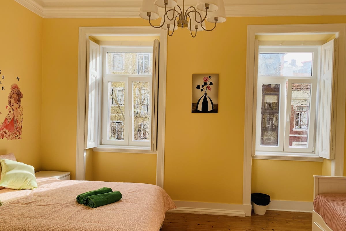 Chambre Confort, vue ville | 1 chambre, bureau, rideaux occultants, fer et planche à repasser