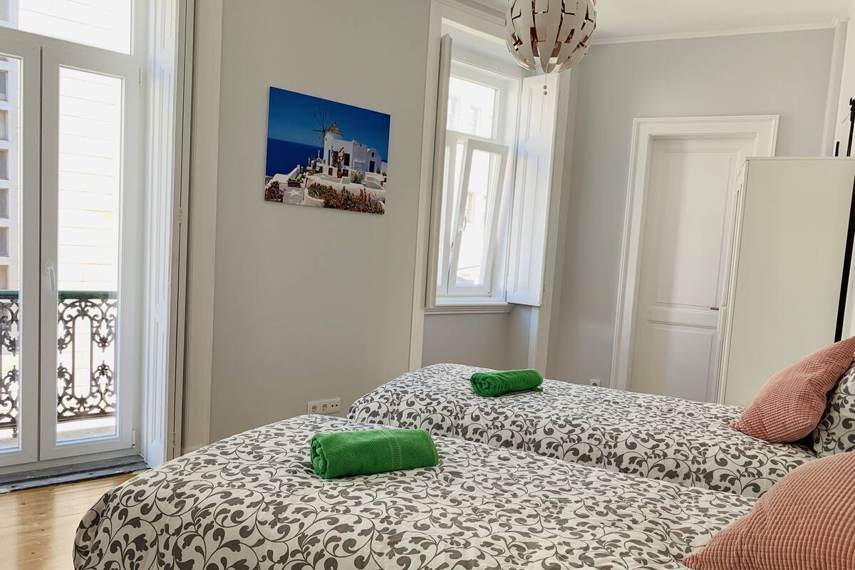 Chambre Signature avec lits jumeaux, 2 lits une place, balcon, vue ville | 1 chambre, bureau, rideaux occultants, fer et planche à repasser